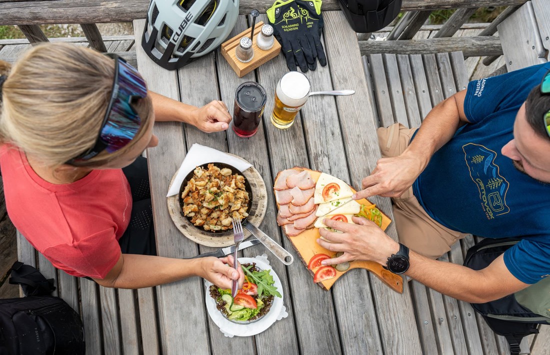Rast auf einer Almhütte mit einer deftigen Almjause bei einer Mountainbiketour in der Bikeregion Schladming-Dachstein © Schladming-Dachstein / Lorenz Masser