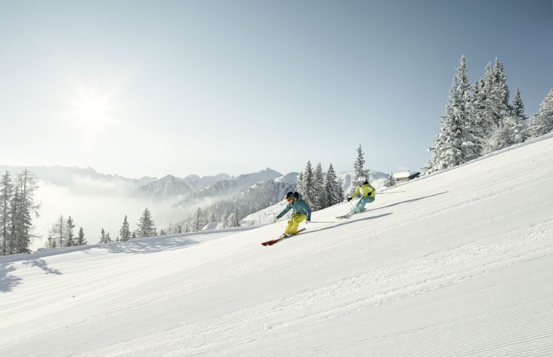 Sonnenskilauf im Skigebiet der 4-Berge-Skischaukel in Ski amadé auf der Hochwurzen © Schladming-Dachstein / Peter Burgstaller